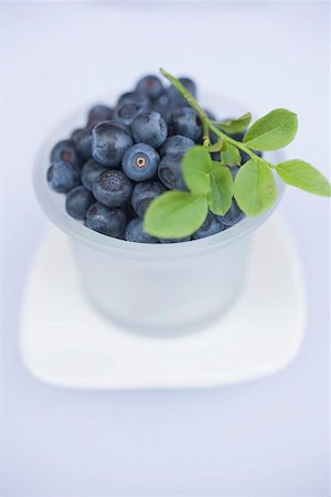 simsearch:659-07739646,k - Blueberries in plastic tub Foto de stock - Sin royalties Premium, Código: 659-01866266