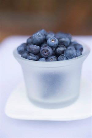 simsearch:659-01861042,k - Blueberries in plastic tub Foto de stock - Sin royalties Premium, Código: 659-01866267