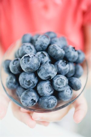 simsearch:659-01861042,k - Child's hands holding glass dish of blueberries Foto de stock - Sin royalties Premium, Código: 659-01866285