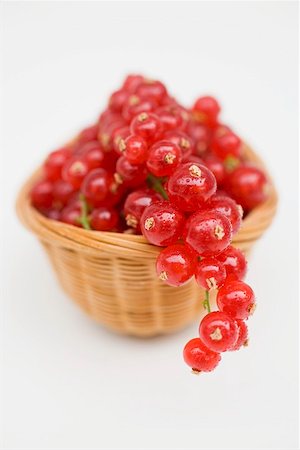 simsearch:659-07597495,k - Redcurrants in basket Stock Photo - Premium Royalty-Free, Code: 659-01866298