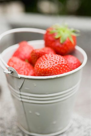simsearch:659-01866601,k - Strawberries in a bucket Foto de stock - Royalty Free Premium, Número: 659-01866317