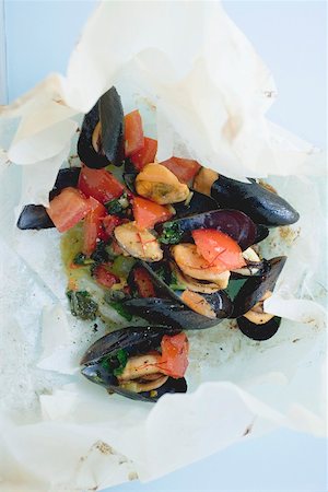 simsearch:659-03534608,k - Mussels with tomatoes and saffron on parchment paper Fotografie stock - Premium Royalty-Free, Codice: 659-01866355