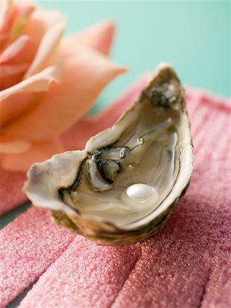 raro - Fresh oyster with pearl on pink glove Fotografie stock - Premium Royalty-Free, Codice: 659-01866358