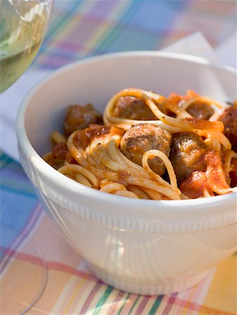 simsearch:659-01854859,k - Linguine mit Fleischbällchen und Tomatensauce Stockbilder - Premium RF Lizenzfrei, Bildnummer: 659-01866395