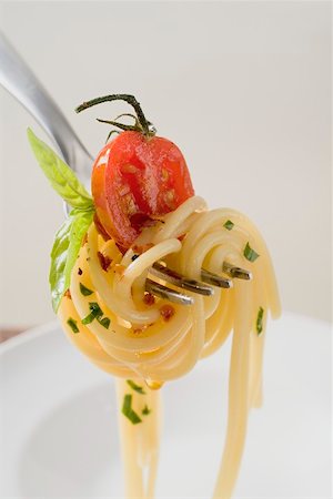 spaghetti - Spaghetti with cherry tomato on fork above white plate Stock Photo - Premium Royalty-Free, Code: 659-01866419