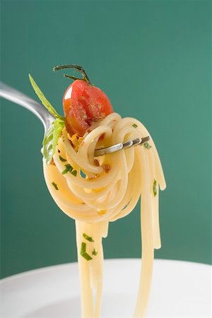 spaghetti - Spaghetti with cherry tomato on fork above white plate Stock Photo - Premium Royalty-Free, Code: 659-01866420