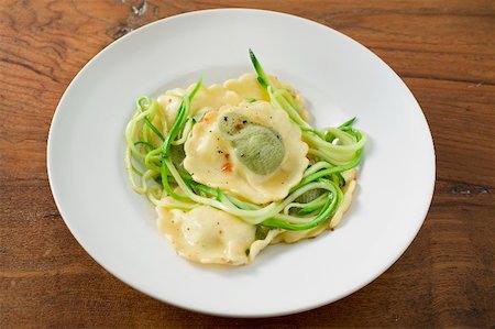 ravioli - Ravioli with courgette laces Foto de stock - Royalty Free Premium, Número: 659-01866432