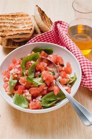 simsearch:659-01860949,k - Tomato salsa with basil, grilled white bread, olive oil Foto de stock - Royalty Free Premium, Número: 659-01866441