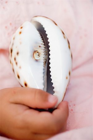 simsearch:659-02212726,k - Child's hand holding sea shell Foto de stock - Sin royalties Premium, Código: 659-01866474