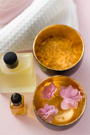 Bath products, flowers in bowl of water, towel Stock Photo - Premium Royalty-Free, Code: 659-01866496
