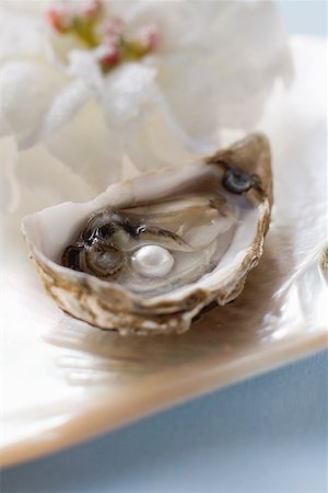raro - Fresh oyster with pearl, white flower behind Fotografie stock - Premium Royalty-Free, Codice: 659-01866528