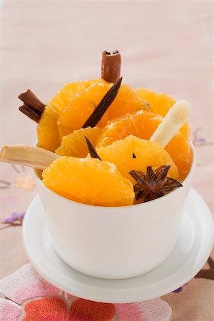 fruitsalad - Tranches d'orange avec l'anis étoilé, citronnelle & bâtons de cannelle Photographie de stock - Premium Libres de Droits, Code: 659-01866545