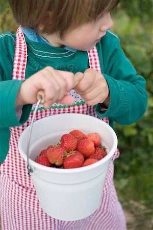 simsearch:659-01866601,k - Child holding bucket of strawberries Foto de stock - Royalty Free Premium, Número: 659-01866597