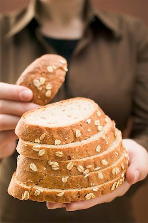 simsearch:659-01866634,k - Woman holding slices of bread (with rolled oats) Foto de stock - Sin royalties Premium, Código: 659-01866637