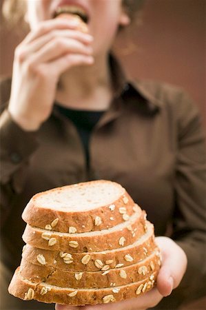 simsearch:659-01866634,k - Woman holding slices of bread (with rolled oats) Foto de stock - Sin royalties Premium, Código: 659-01866638