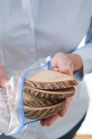 simsearch:659-01866634,k - Woman holding slices of bread in a plastic zipper bag Foto de stock - Sin royalties Premium, Código: 659-01866630