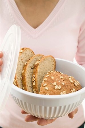 simsearch:659-01866634,k - Woman holding oat bread in food storage container Foto de stock - Sin royalties Premium, Código: 659-01866631