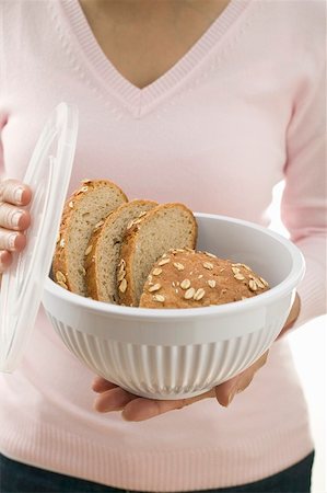 simsearch:659-01866634,k - Woman holding oat bread in food storage container Foto de stock - Sin royalties Premium, Código: 659-01866632
