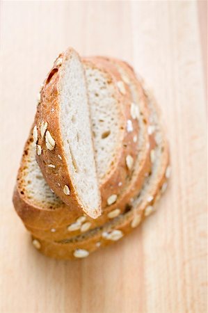 simsearch:659-01866634,k - Oat bread, sliced Foto de stock - Sin royalties Premium, Código: 659-01866646