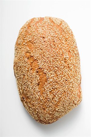 simsearch:659-01866647,k - Whole loaf of sesame bread Foto de stock - Royalty Free Premium, Número: 659-01866647