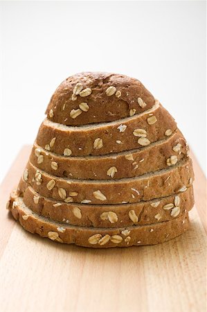 simsearch:659-01866634,k - Oat bread, sliced, on chopping board Foto de stock - Sin royalties Premium, Código: 659-01866641