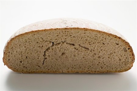 simsearch:659-01866647,k - Half a loaf of Landbrot (rye bread) Foto de stock - Royalty Free Premium, Número: 659-01866655