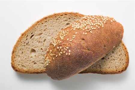 simsearch:659-01866647,k - Slices of sesame bread Foto de stock - Royalty Free Premium, Número: 659-01866665