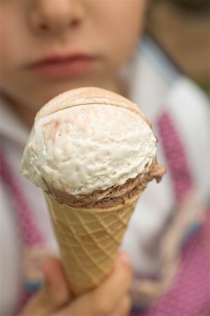 sorvete de casquinha - Child holding an ice cream cone Foto de stock - Royalty Free Premium, Número: 659-01866687