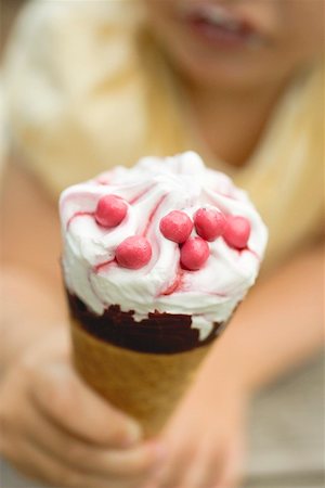 sorvete de casquinha - Child holding ice cream cone Foto de stock - Royalty Free Premium, Número: 659-01866682