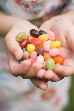 Les mains de l'enfant tenue aux couleurs de sucre oeufs Photographie de stock - Premium Libres de Droits, Code: 659-01866691