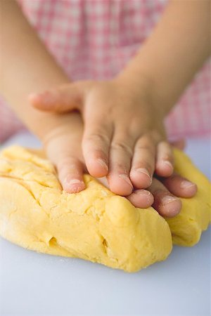 simsearch:659-01858218,k - Child's hands kneading dough Foto de stock - Royalty Free Premium, Número: 659-01866709