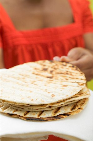 simsearch:659-03527106,k - Femme tenant un tas de tortillas Photographie de stock - Premium Libres de Droits, Code: 659-01866924