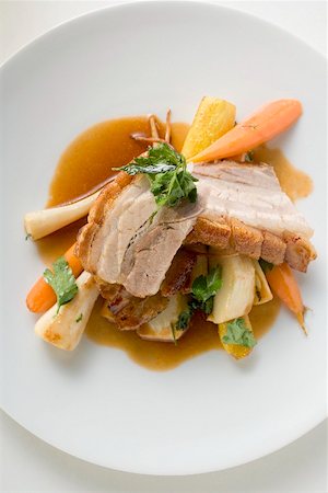 simsearch:659-03535191,k - Roast belly pork with crackling and root vegetables Foto de stock - Royalty Free Premium, Número: 659-01867005