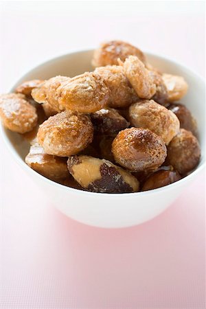simsearch:659-01861478,k - Roasted almonds in bowl Stock Photo - Premium Royalty-Free, Code: 659-01867042