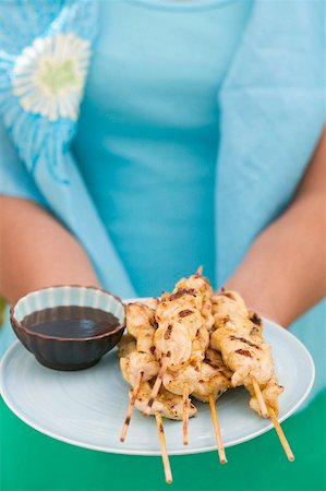 salsa de soja - Woman holding plate of satay and soy sauce Foto de stock - Sin royalties Premium, Código: 659-01867116