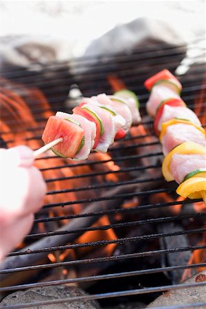 simsearch:659-03521352,k - Brochette de volaille sur la grille du barbecue grill Photographie de stock - Premium Libres de Droits, Code: 659-01867135
