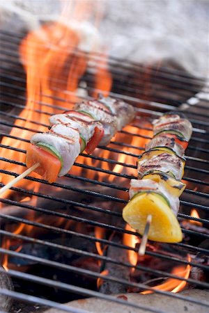 Brochette de volaille sur la grille du barbecue grill Photographie de stock - Premium Libres de Droits, Code: 659-01867136