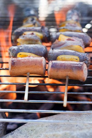 simsearch:659-03535969,k - Brochettes de saucisse et de poivre sur le barbecue Photographie de stock - Premium Libres de Droits, Code: 659-01867130