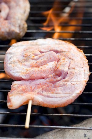 simsearch:659-03535969,k - Porc sur la grille du barbecue grill Photographie de stock - Premium Libres de Droits, Code: 659-01867132