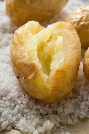 patata al horno - Baked potatoes on salt Foto de stock - Sin royalties Premium, Código: 659-01867197