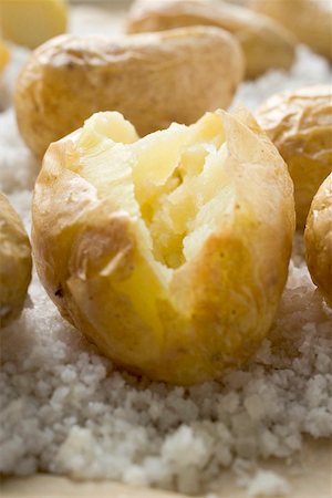 patata al horno - Baked potatoes on salt Foto de stock - Sin royalties Premium, Código: 659-01867198