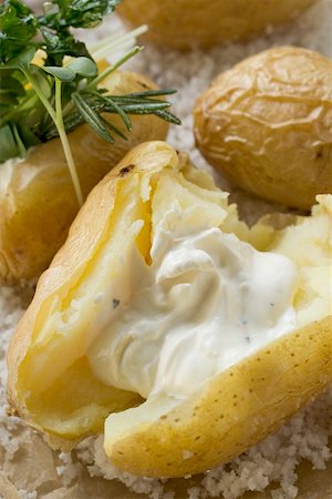 patata al horno - Baked potato with sour cream on salt Foto de stock - Sin royalties Premium, Código: 659-01867201