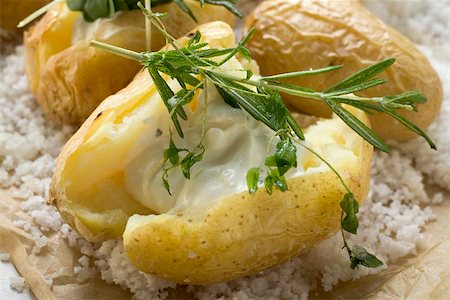 patata al horno - Baked potato with sour cream and herbs on salt Foto de stock - Sin royalties Premium, Código: 659-01867202