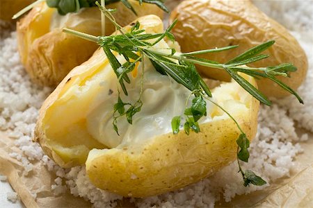 Baked potato with sour cream and herbs on salt Stock Photo - Premium Royalty-Free, Code: 659-01867202