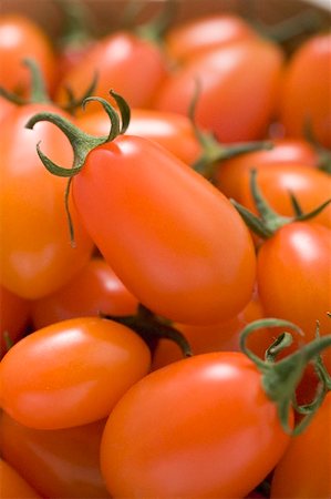 Cherry tomatoes in woodchip basket (detail) Stock Photo - Premium Royalty-Free, Code: 659-01867213