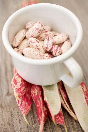 simsearch:659-01853700,k - Borlotti beans in cup on bean pods Stock Photo - Premium Royalty-Free, Code: 659-01867235