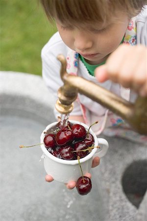 simsearch:659-01858229,k - Child washing cherries under tap Fotografie stock - Premium Royalty-Free, Codice: 659-01867266