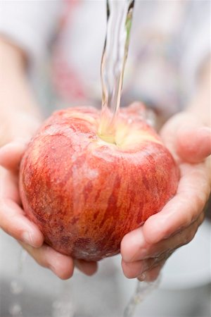 Child's hands holding red apple under running water Foto de stock - Sin royalties Premium, Código: 659-01867274