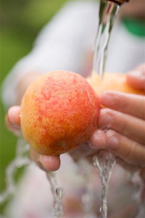 simsearch:659-01858229,k - Child washing nectarines under tap Fotografie stock - Premium Royalty-Free, Codice: 659-01867273