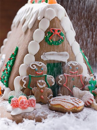 Sprinkling Christmas gingerbread house with sugar Fotografie stock - Premium Royalty-Free, Codice: 659-01867291